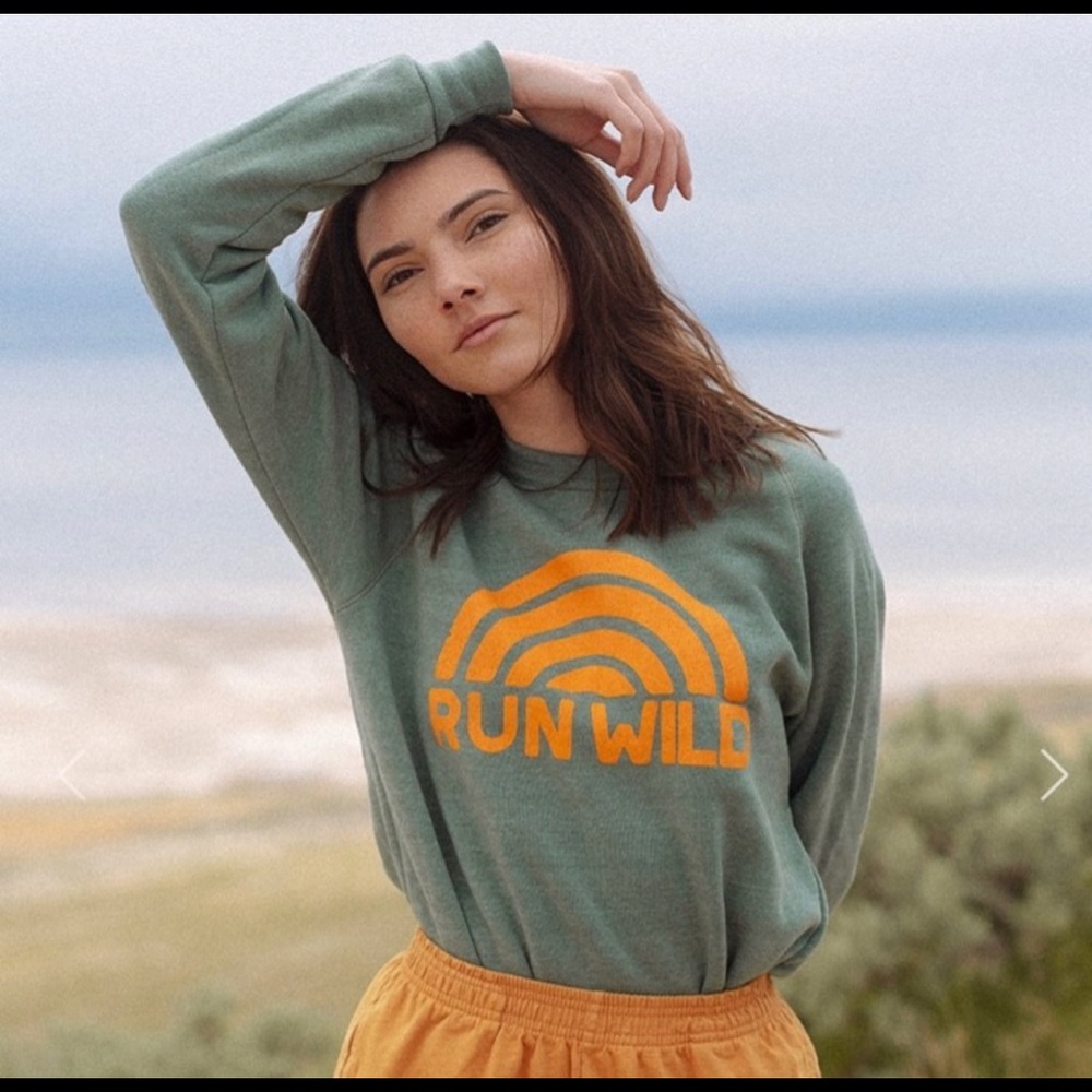 🌱 Green RUN WILD sweatshirt.